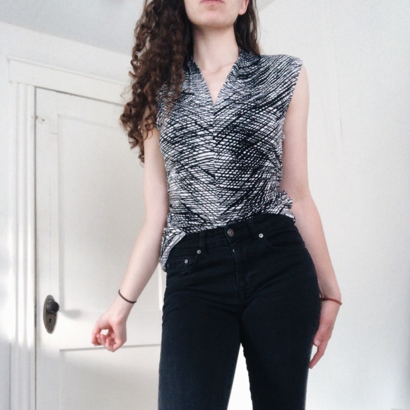 Vince Camuto Tops - Patterned Sleeveless Black White V-Neck